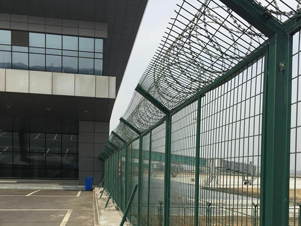 機(jī)場(chǎng)鋼筋網(wǎng)圍界案例展示圖片2 機(jī)場(chǎng)鋼筋網(wǎng)圍界案例展示圖片2